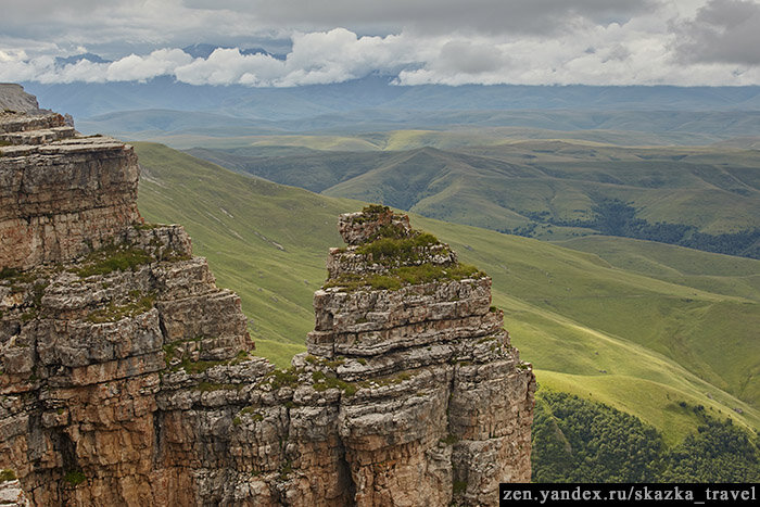 Скалы на плато