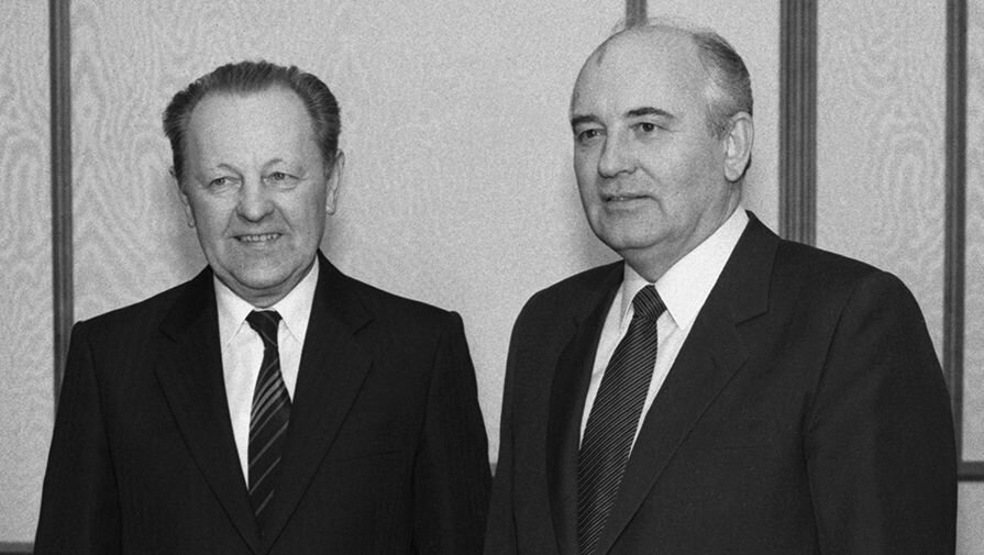Генеральный секретарь чехословакии. Милош Якеш. Милош Якеш и Горбачев. Милош Якеш в 1988. Чехословакия последний генсек.