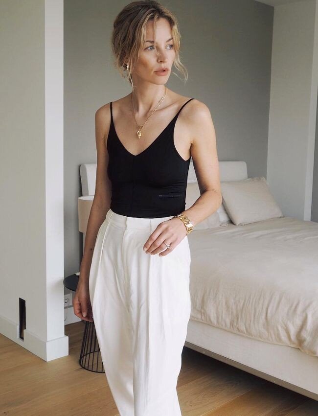 1) обыкновенный базовый топ белого или черного цвета