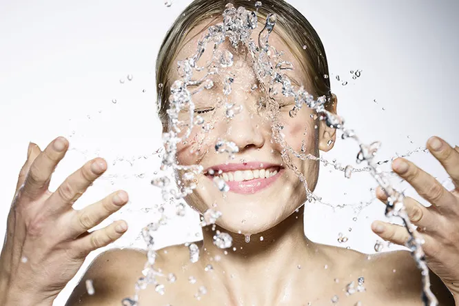 Суживает ли холодная вода поры?