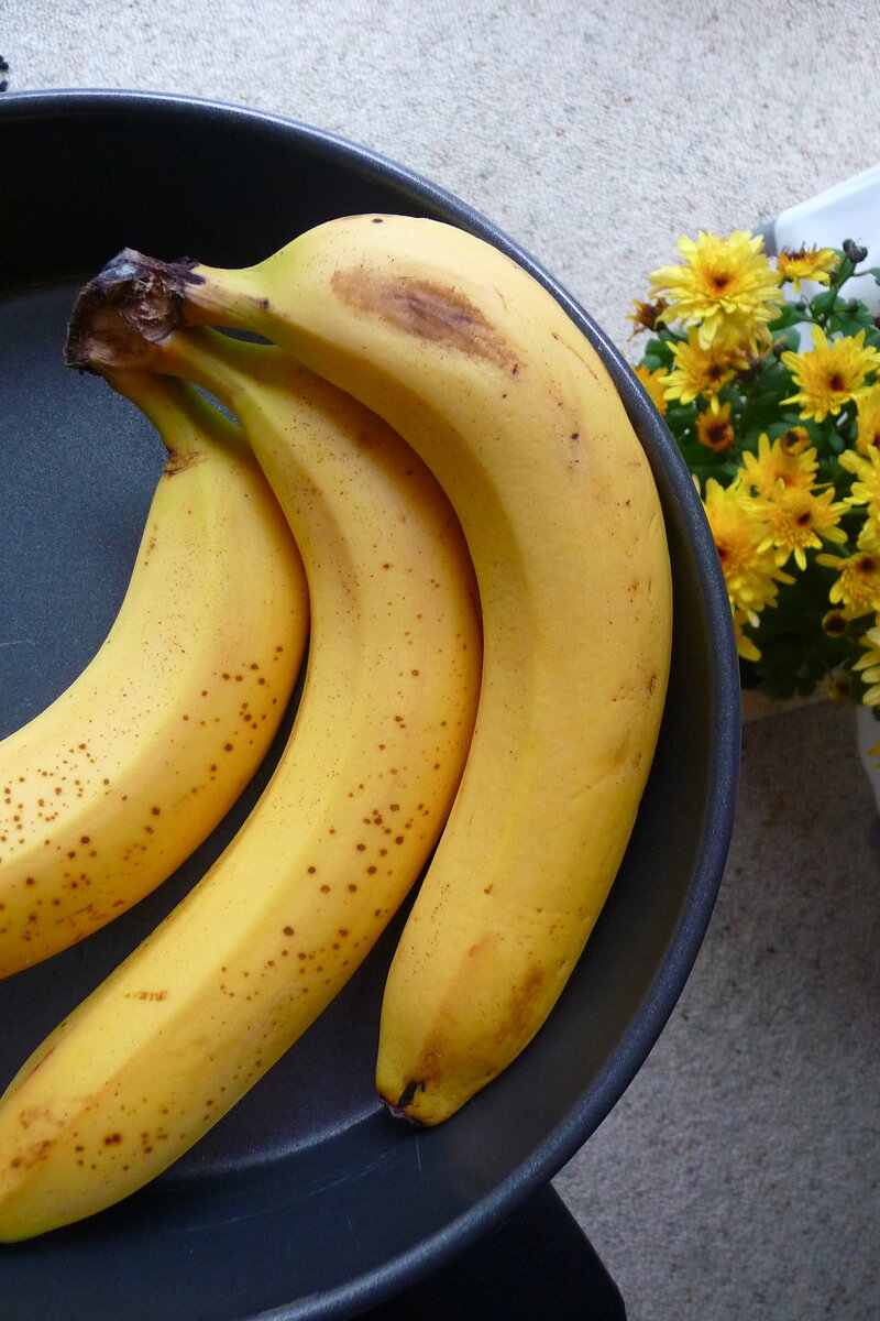  Содержание Банан – съедобный плод, имеющий приятный вкус, он полезен и питателен. Это диетический продукт, в 100 граммах свежих плодов присутствует примерно 96 килокалорий.