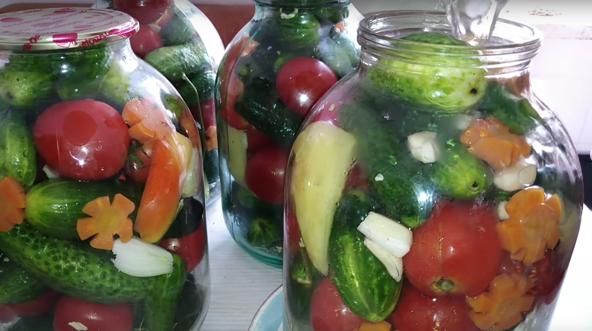 Ассорти помидоры и огурцы. Малосольные помидорчики в банке. Консервированные огурцы и помидоры. Огурцы в заливке obilie этикетка. Огурцы помидоры в банках.