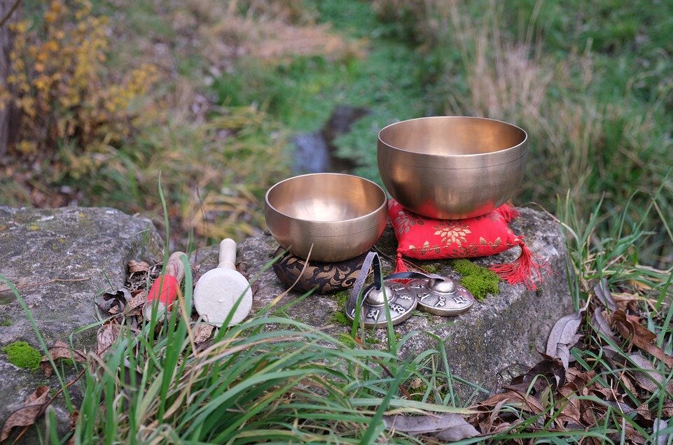 Тибетские Поющие чаши. Поющая чаша. Поющие чаши природа. Звуковые чаши для медитации.