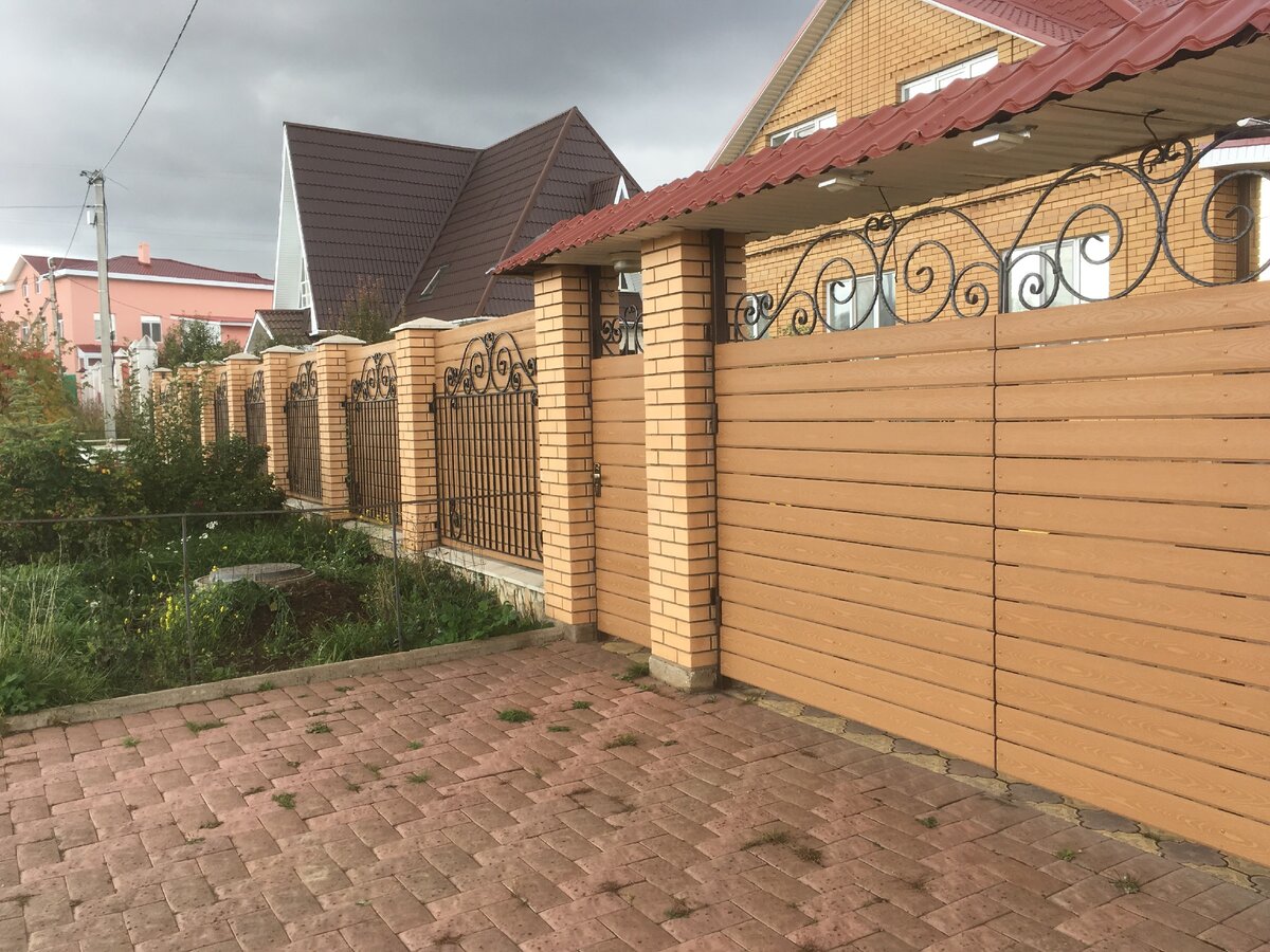 Забор и ворота из ДПК с кованными элементами