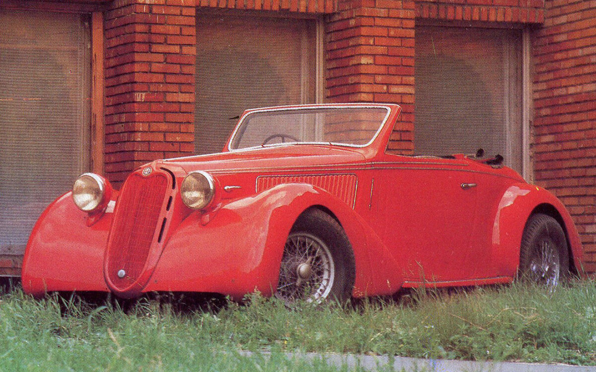 
В Союзе было как минимум четыре редких автомобиля Alfa-Romeo 1930-1940-х годов. Среди них хорошо отреставрированный кабриолет 1936 года известного в СССР коллекционера Юрия Алехина. Автомобиль с алюминиевым кузовом работы ателье Touring модели 6С2300 имел родной 6-цилиндровый 95-сильный мотор. Сейчас цена таких Альф начинается примерно от 250 000 евро.
