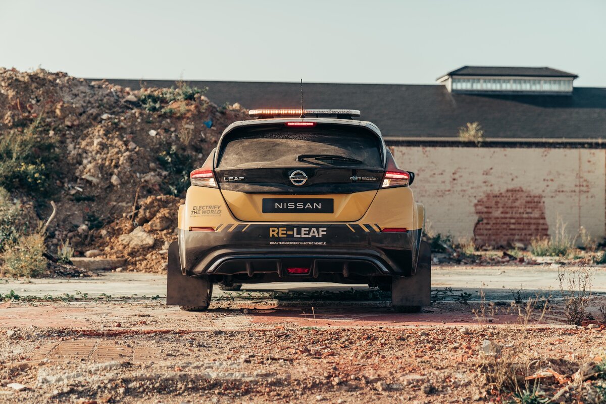 Nissan RE-LEAF вид сзади