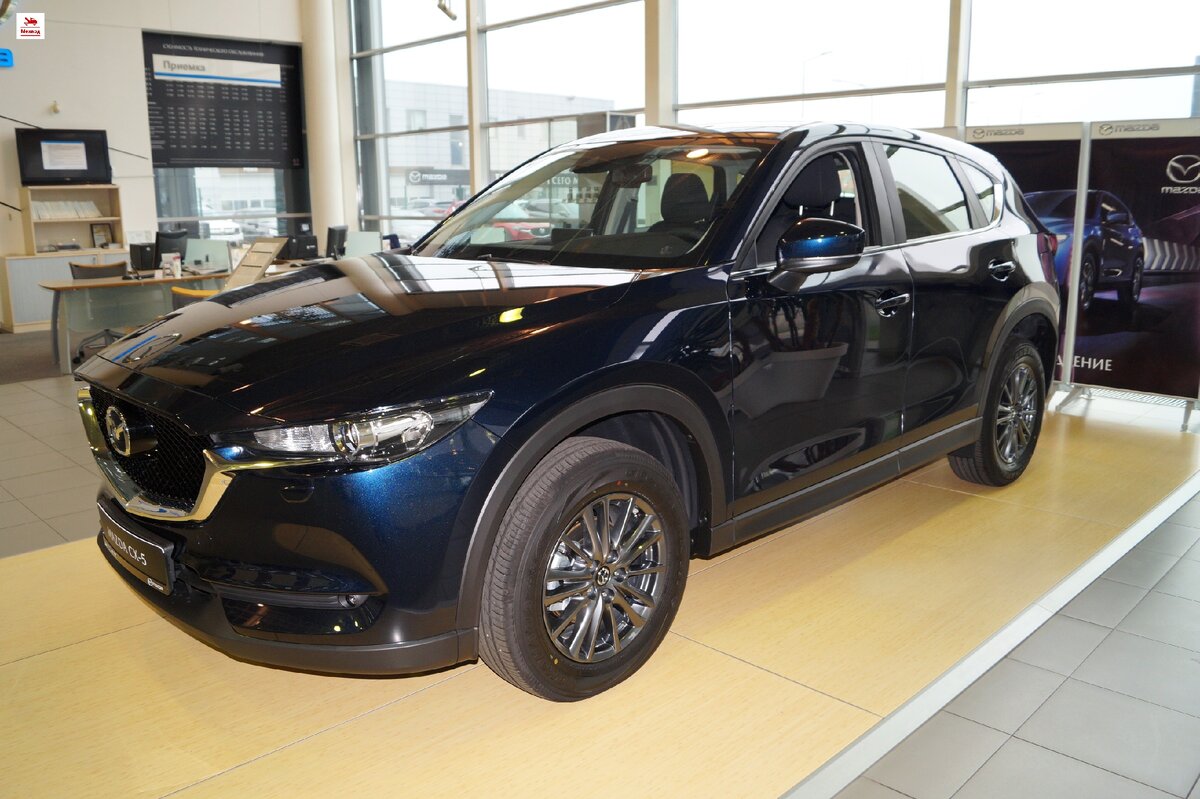 Mazda CX-5 синего цвета, все в том же автосалоне