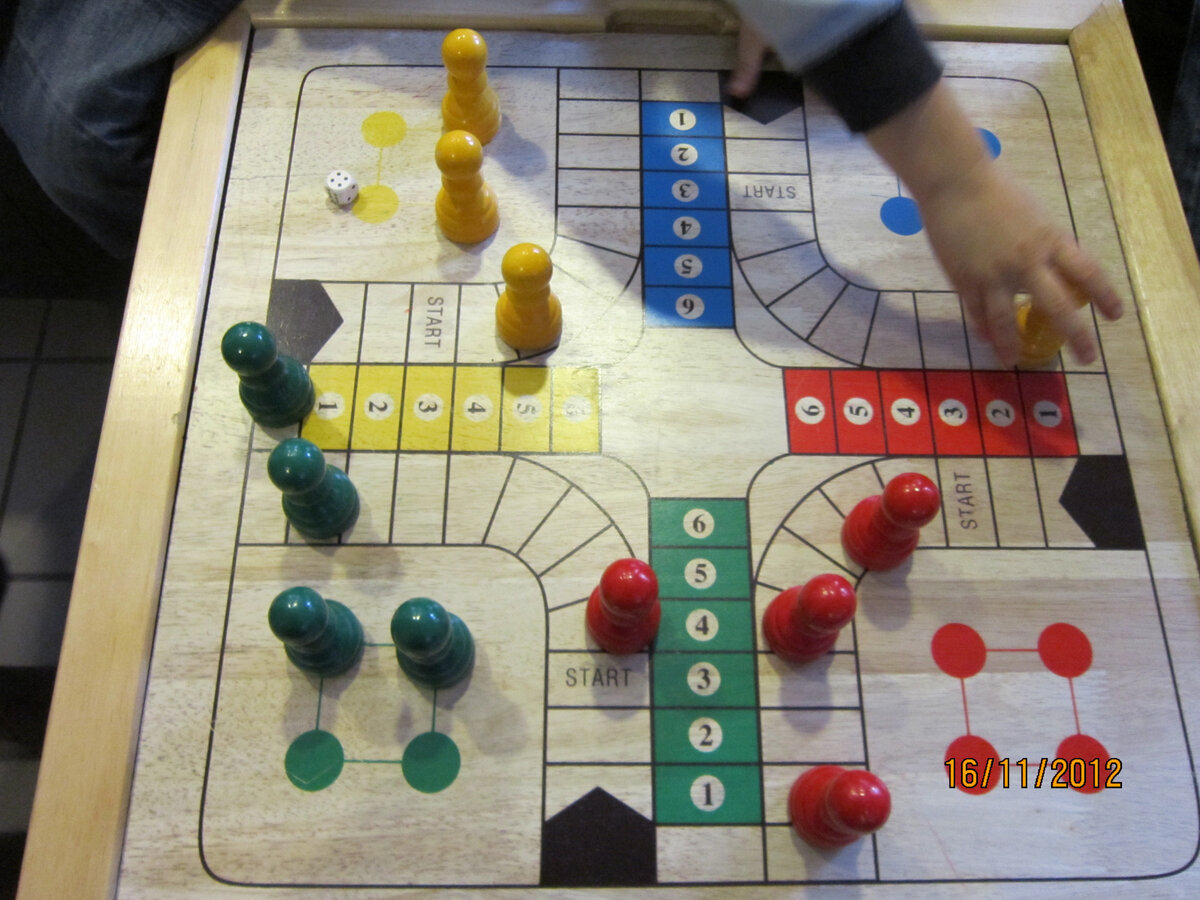 Столик для игры "Mensch, ärgere dich nicht!" в игровом уголке. Фото автора.