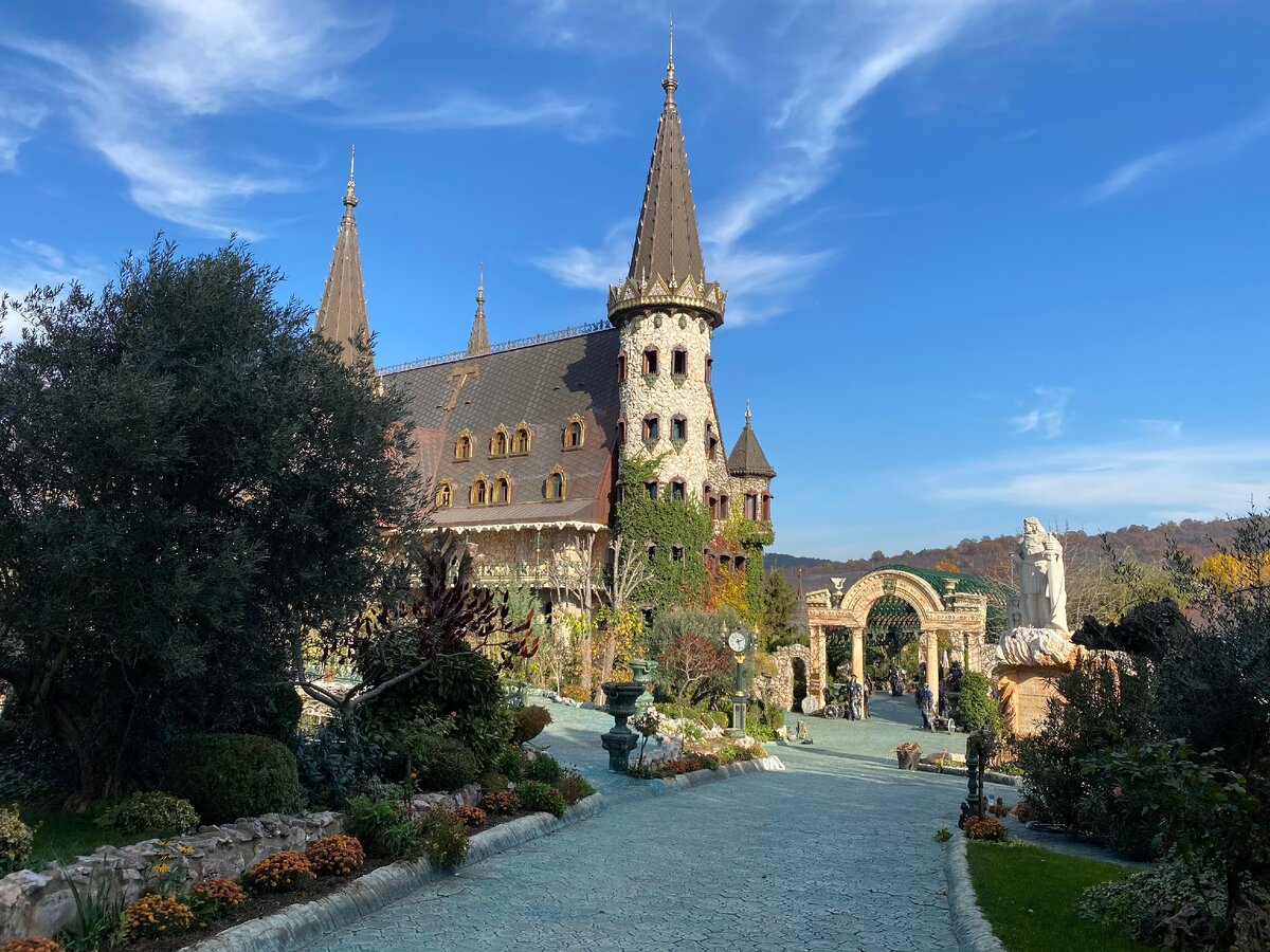 Белая скульптура справа от дорожки - монумент Тумпалову в Равадиново... Фото автора