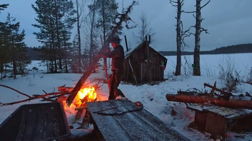 Ночевка в избушке. Один в темноте. Изба моего дедушки. Наследство от Деда. Готовлю дрова. Ужин у костра.