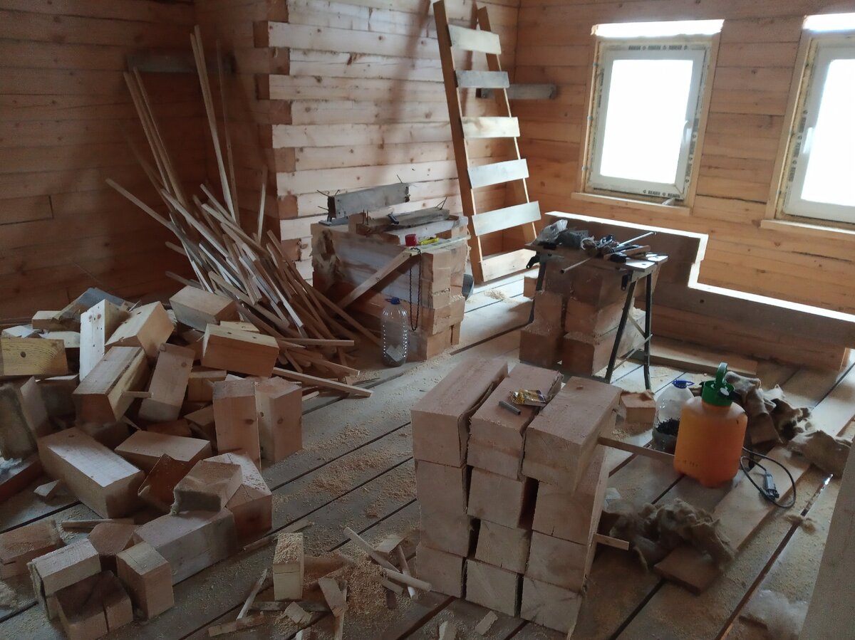 Мой импровизированный верстак, правда уже после завершения работ с фронтонами. И куча бруска после выборки четверти