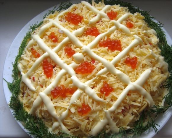 Ах, какой красивый, вкусный салат! На праздники - первое дело. Нарядный и богатый салат с кальмарами на Новый год. Настоятельно рекомендую салат "Царский" с красной икрой и кальмарами - он разнообразит рецепты салатов на Новый год и пополнит новогодние закуски  царским угощением.