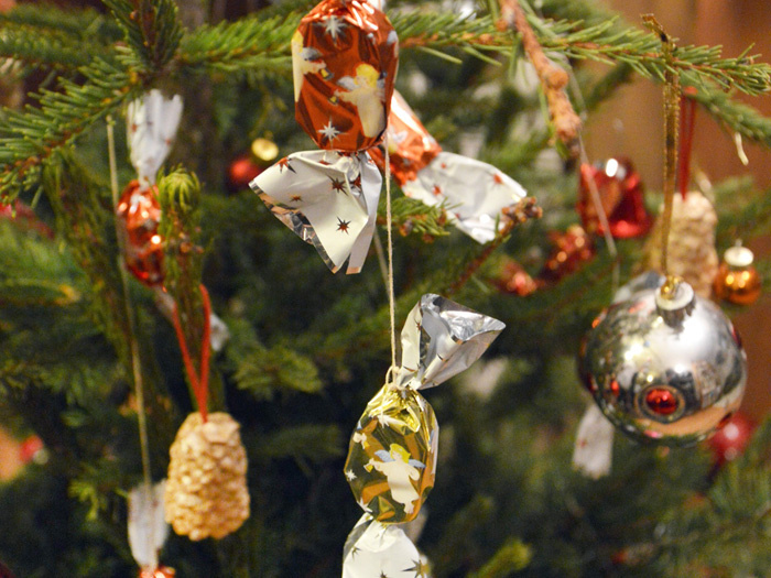 В Венгрии рождественские ёлки украшаются салонцукорами – шоколадными конфетами с начинкой на основе сахарной помадки. "Салонные конфеты" получили такое имя потому, что в прежние времена венгры устанавливали рождественские ели в гостиных, а гостиные до XIX века в Венгрии назывались "салонами".