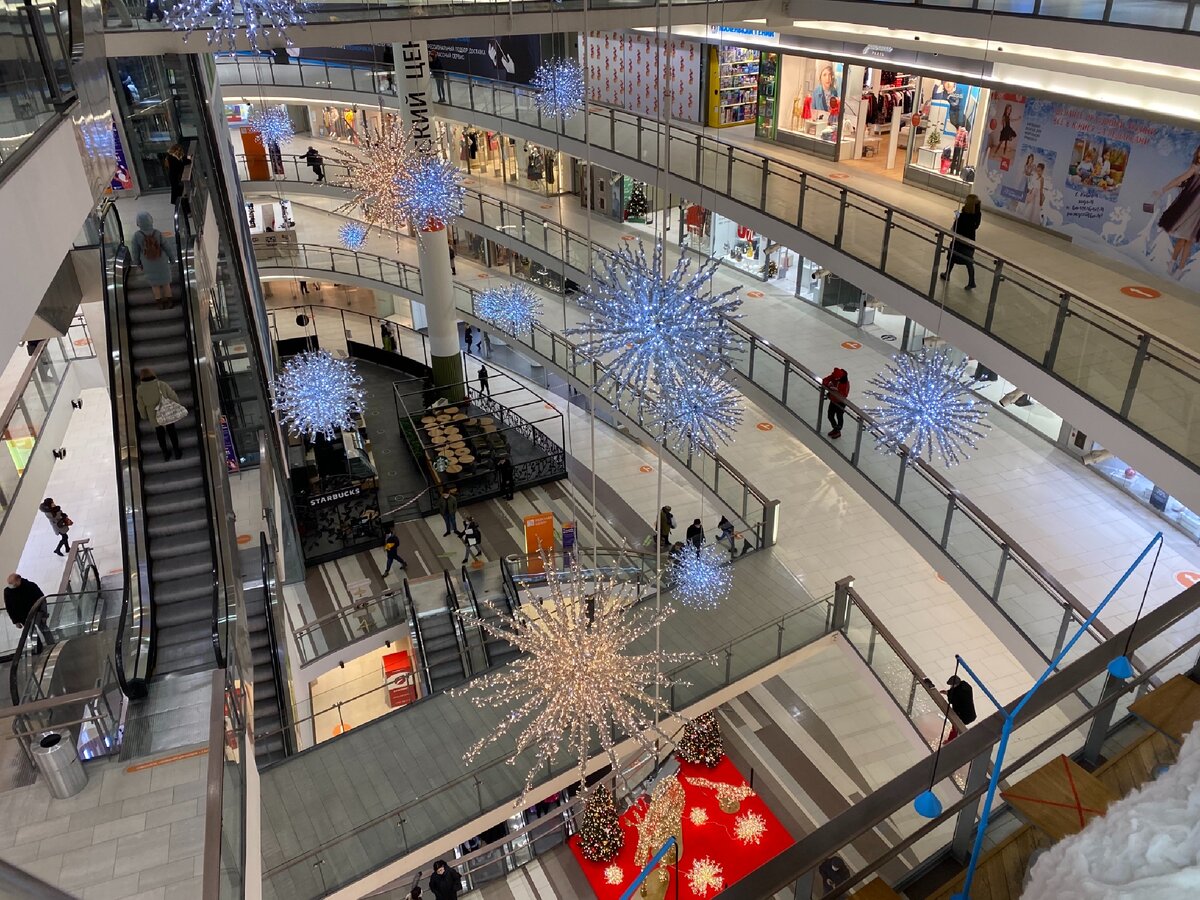 В основном я работал в торговых центрах продавцом 