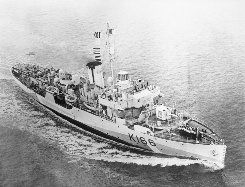 Вид с самолёта на HMCS Snowberry, 1943 год