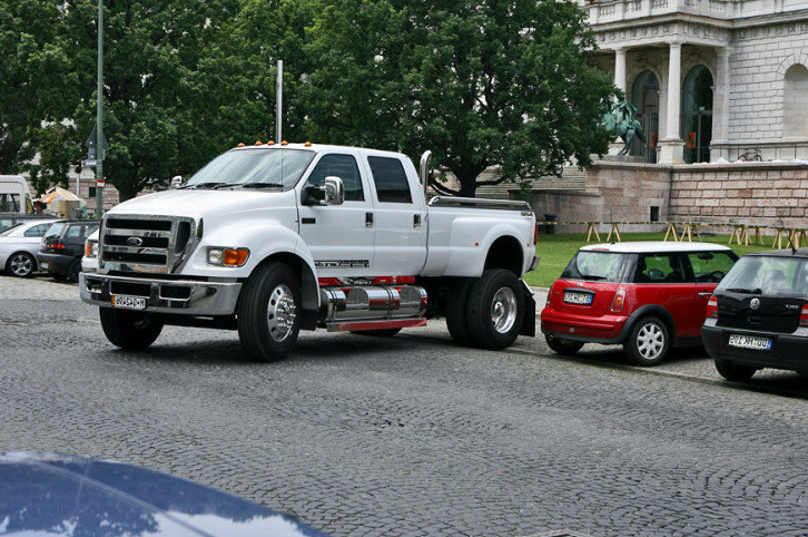 Toyota Tundra i range Rover