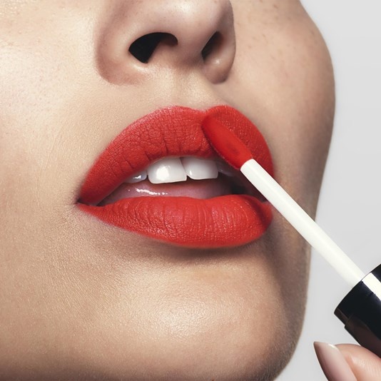 Жидкая матовая губная помада The ONE Lip Sensation создает идеально матовые губы благодаря комплексу Supreme Matte Velvet c матирующей пудрой и бархатистыми микросферами, которые обеспечивают комфорт на губах и помогают рассеивать свет для легкого эффекта размытия; ● Обеспечивает стойкое плотное покрытие без липкости и блеска благодаря специальному связывающему гелю Matte Velvet Gel Matrix в составе;