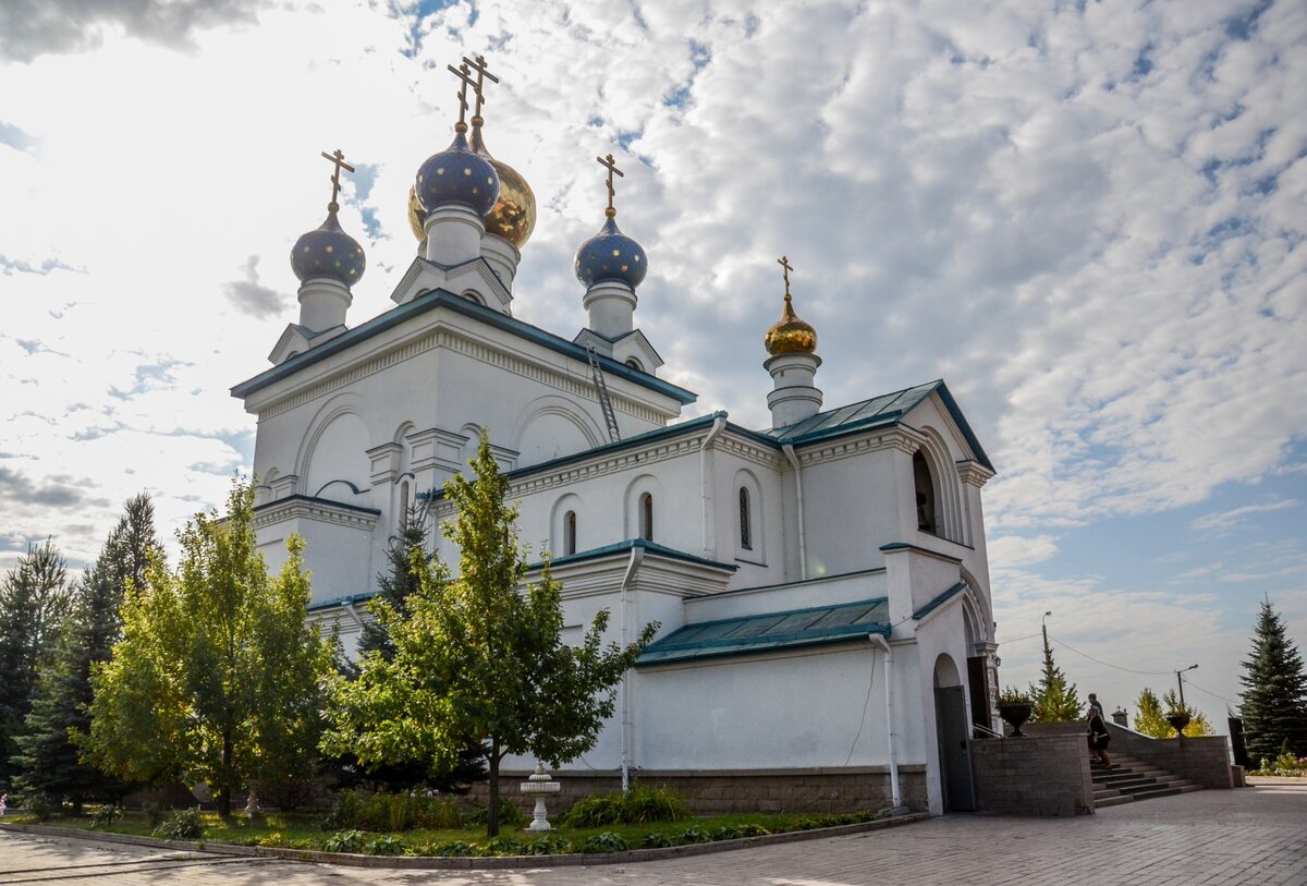 Если хотите фотографировать наши цветники, попросите разрешения у батюшки и  заплатите 500 рублей...