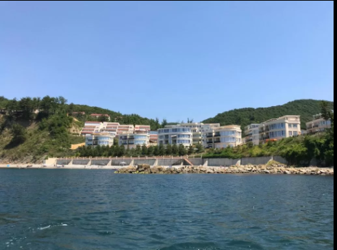 Вид на котеджный поселок Сосновый берег с моря.