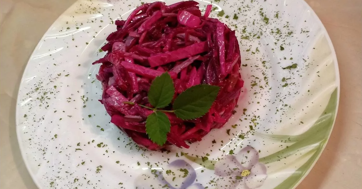 Простой салат свекольный под соусом