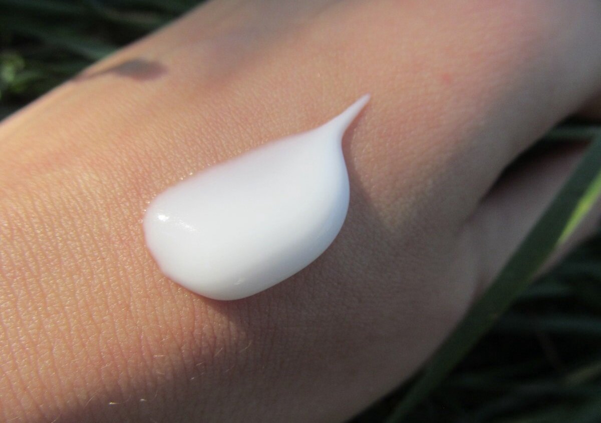 Крем Frudia с авокадо на руке