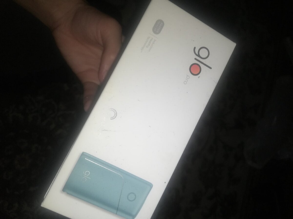 Вокруг много людей часто курят что-то, но это не вейп и не электронные сигареты. Еще и называют это все по-разному: то устройства нагрева табака, то системы, то вообще загадочно «айкос». Говорят, в США такие штуки уже разрешили к продаже, а вот на вейпинг начнут гонения. Что это за нагрев табака такой, вредно или нет? Попробуем разобраться.