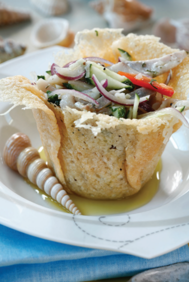 Селедка в корзинке из сыра.