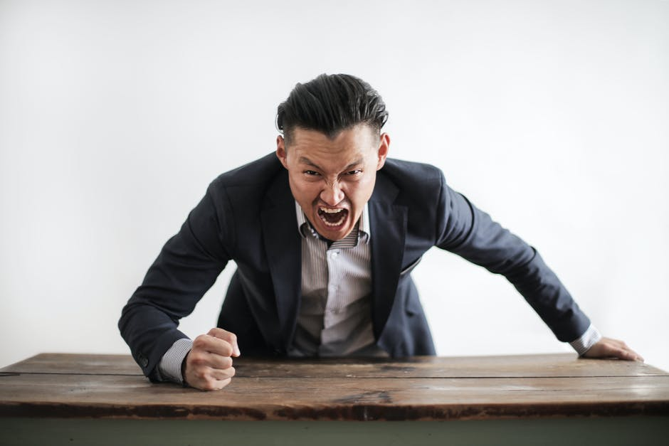 Фото https://www.pexels.com/photo/mad-formal-executive-man-yelling-at-camera-3760790/
