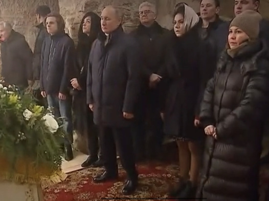 фото из открытых источников Президент без маски и рядом с ним  без масок люди