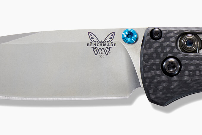 Benchmade дает своему знаменитому ножу Bugout лезвие S90V и ручку из углеродного волокна