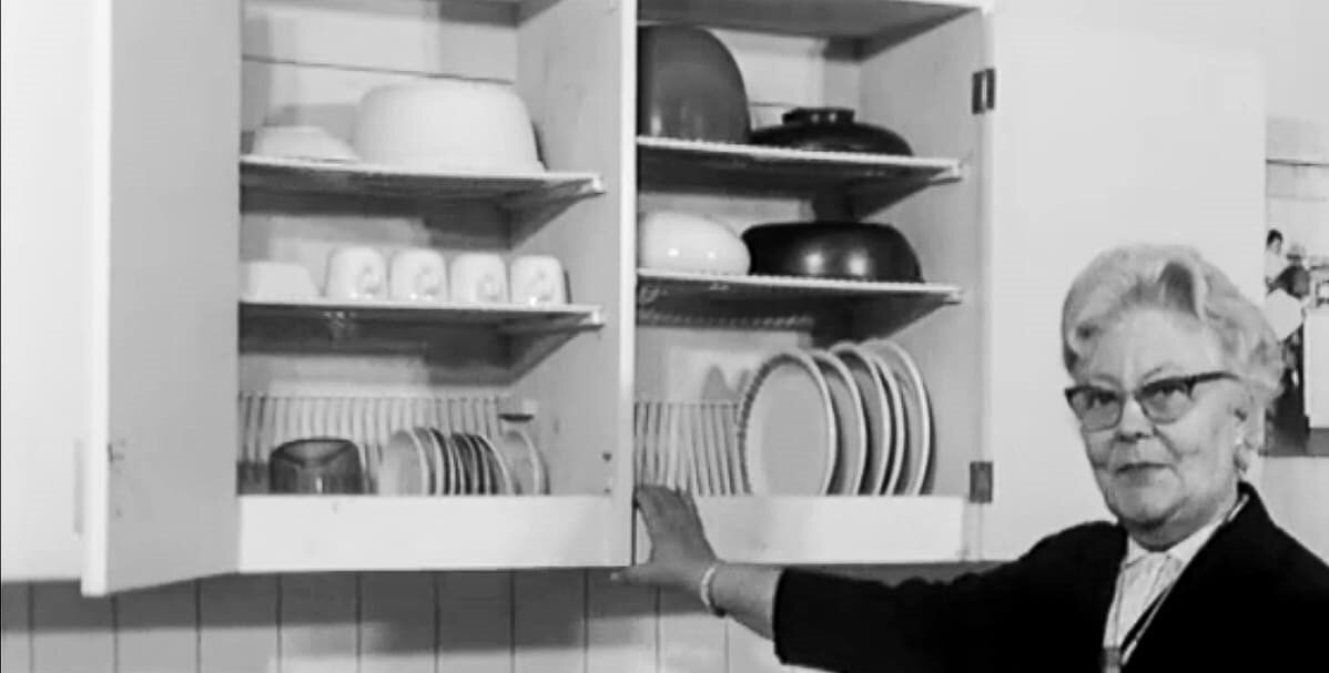 https/ yle.fi/ uutiset/ 3-9928531 Майю Гебхард придумала сушильный шкаф для посуды без нижней полки