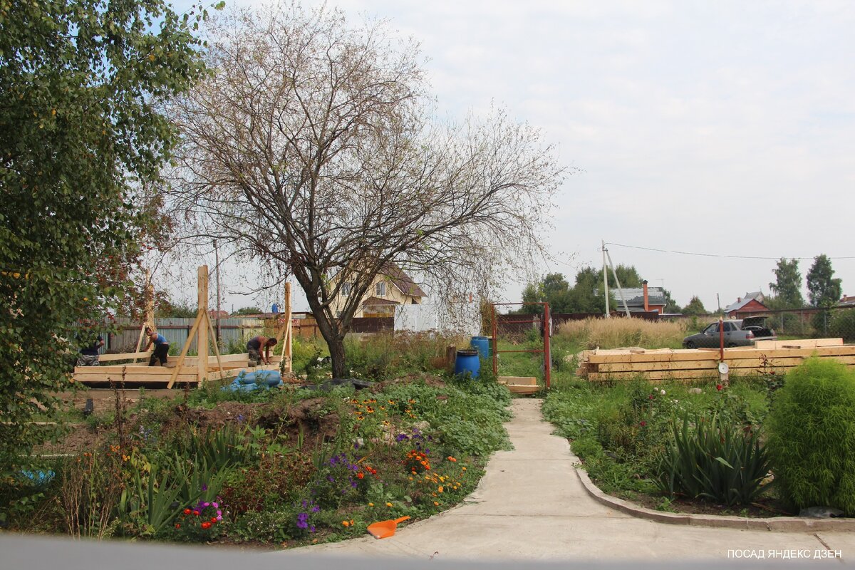 Начало строительства. Стройматериалы сложены посредине участка.