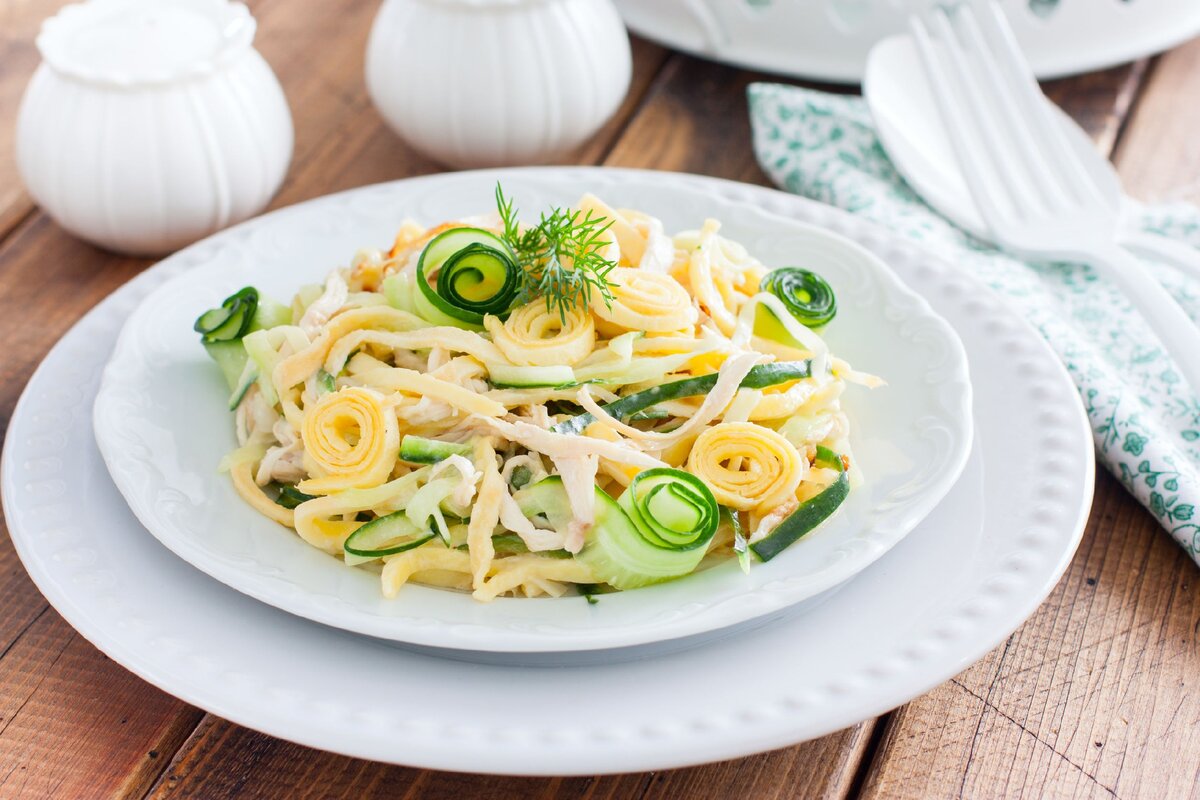 Салат с копченой колбасой, яичными блинчиками и сыром – пошаговый рецепт приготовления с фото