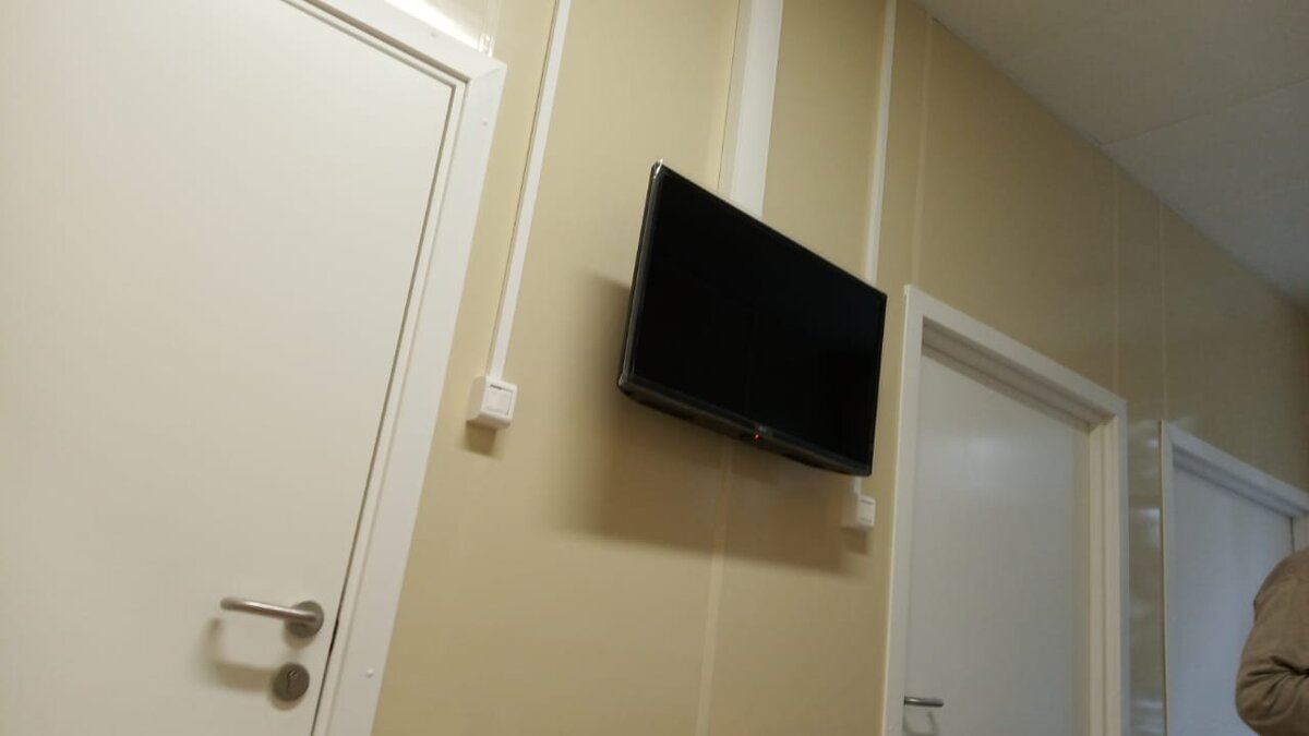 В изоляторе был телевизор