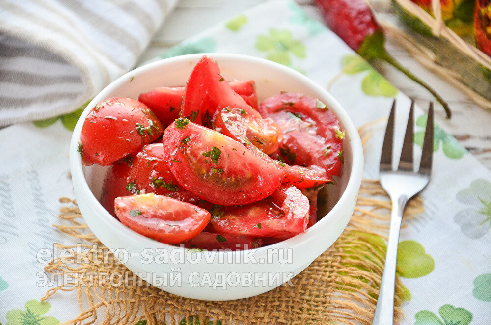 Помидоры по корейски. Закуска из помидоров с чесноком и зеленью. Корейский салат из помидор. Помидоры закусочные быстрого приготовления с чесноком. Томатная закуска с чесноком и зеленью.