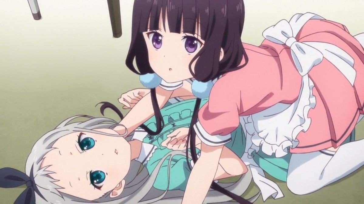 Она ищет сюрприз, который от неё прячут!