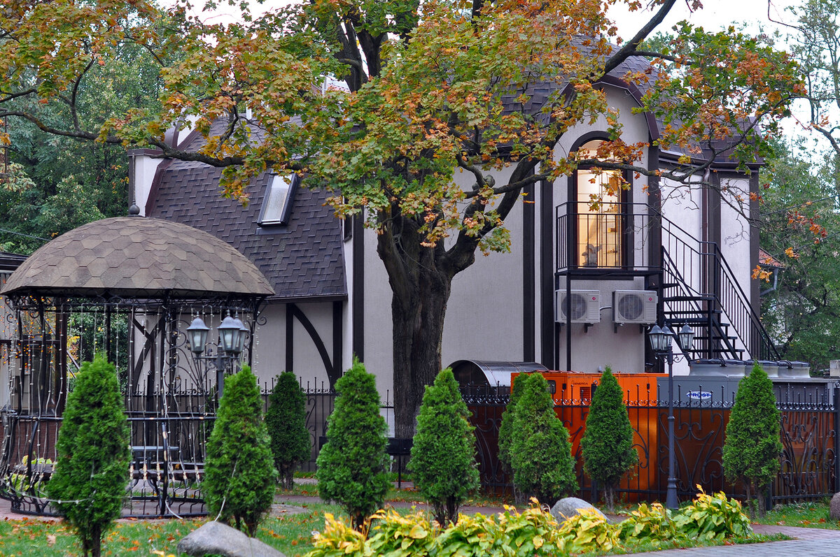 Зеленоградск, сквер у Спасо-Преображенского собора (бывш. кирха Св.Адальберта)