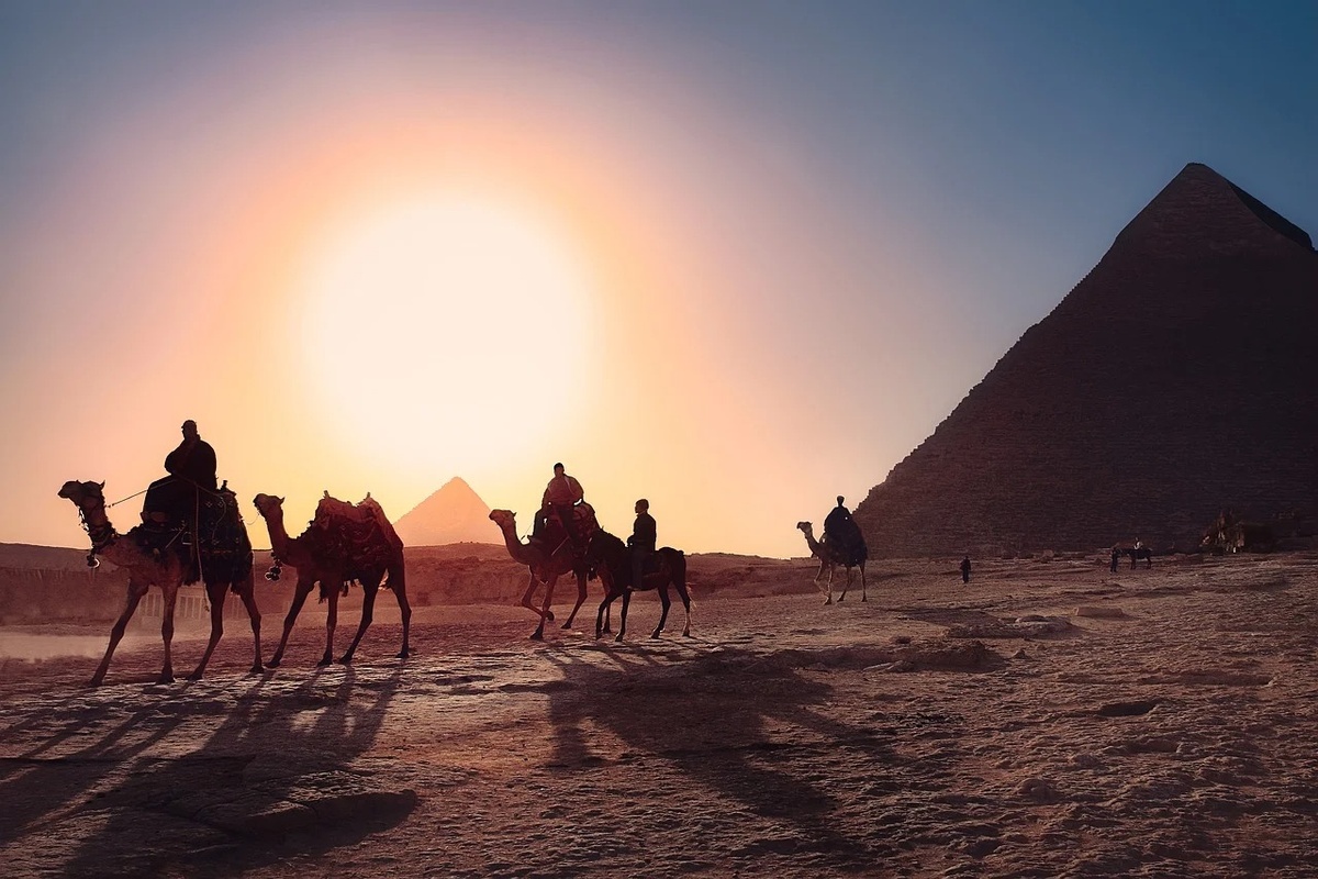 https://cdn.pixabay.com/photo/2018/10/17/11/45/pyramids-3753769_1280.jpg