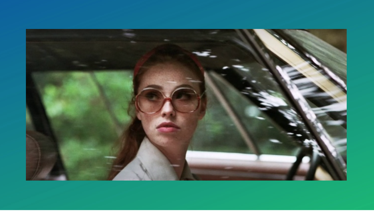 La dame dans l'auto avec des lunettes et un fusil, 2015