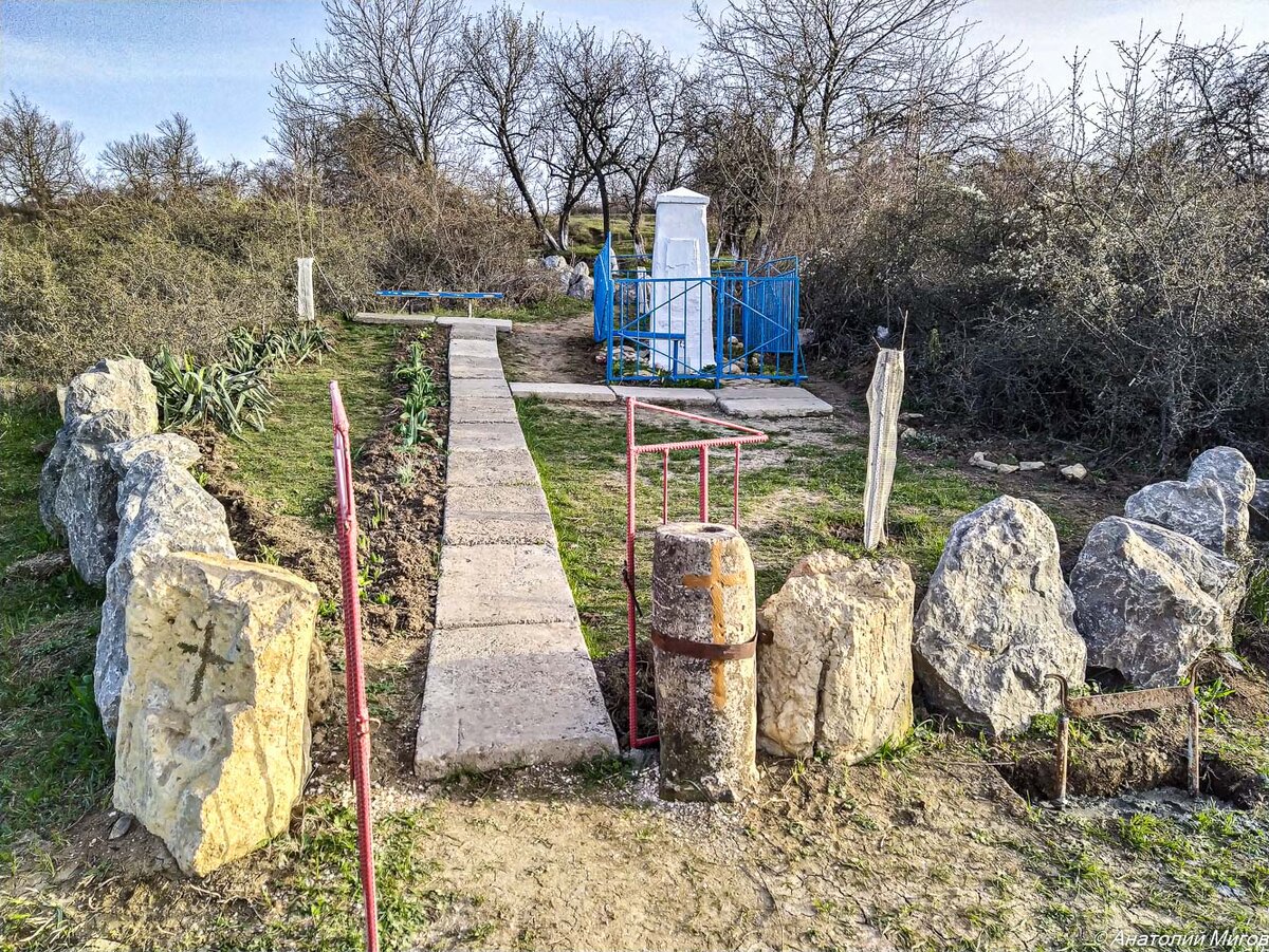 На фото: источник Александра Невского.