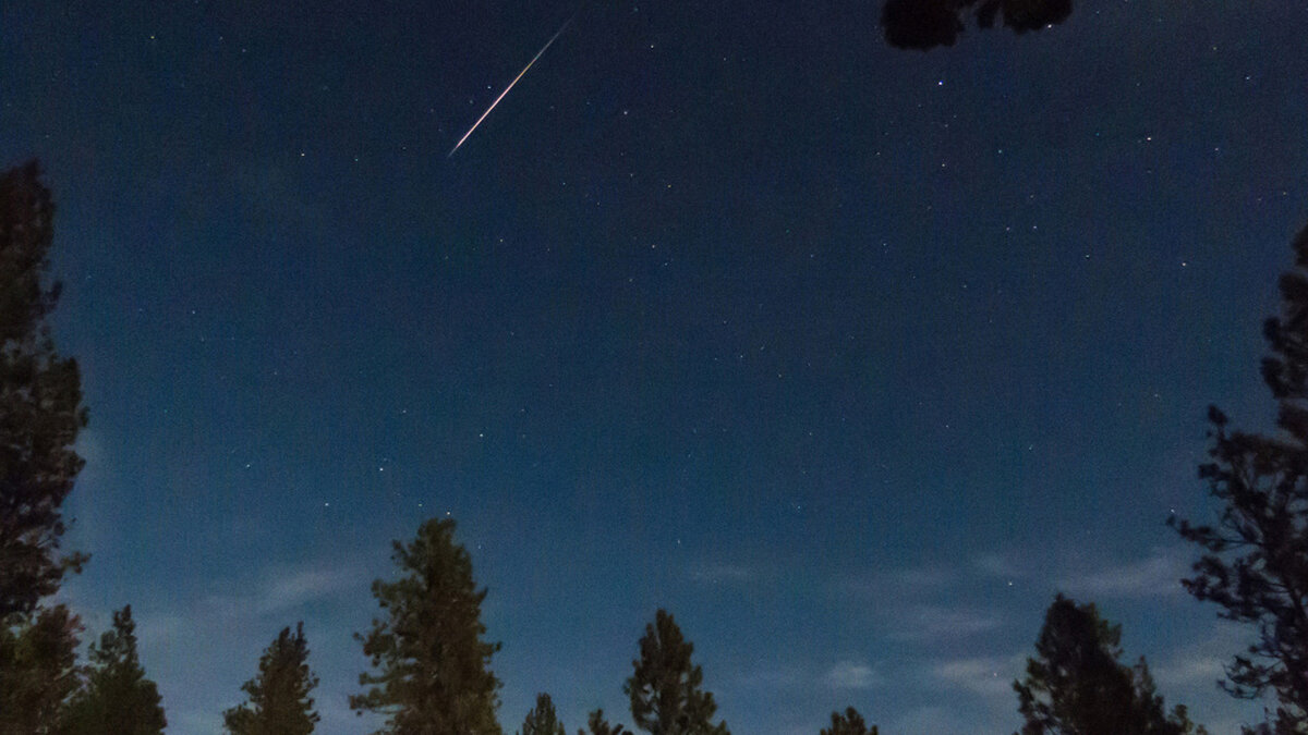 Звездный поток. Метеоритный поток персеиды 2021. Весенний звездопад лириды. Весенний звездопад 2024. Метеоры лириды.