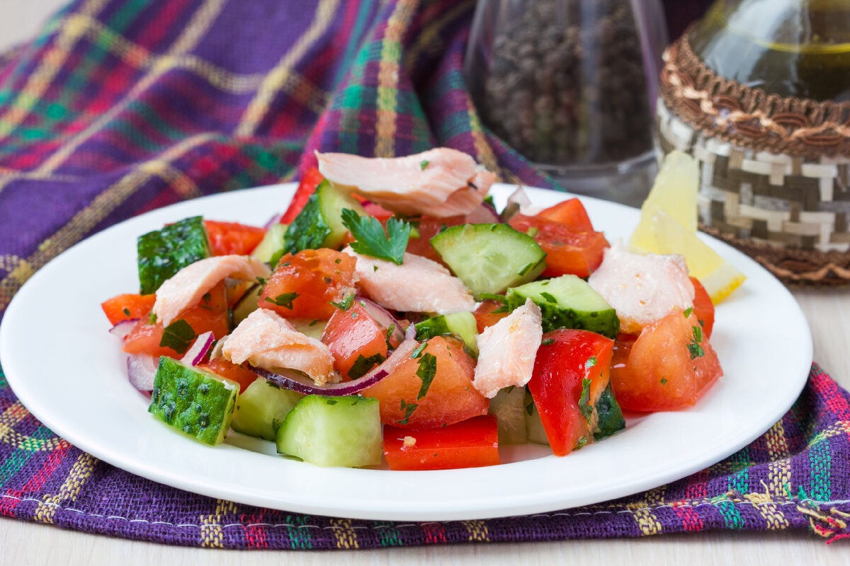 Простой салат с красной рыбой и огурцом