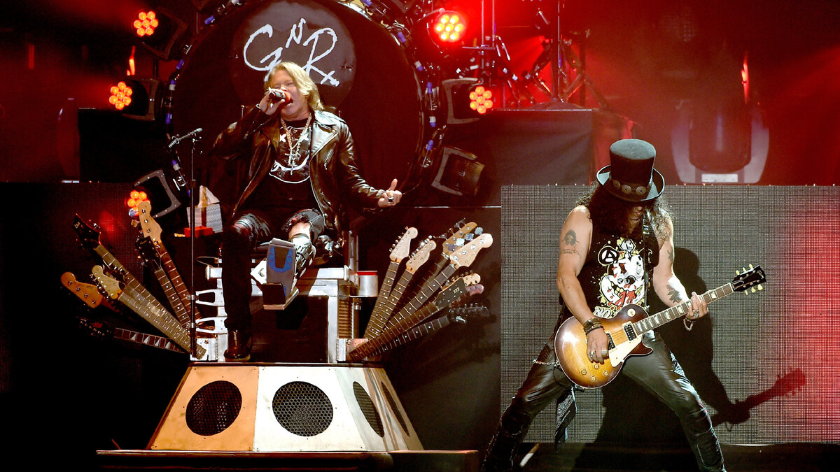 Группа Guns'n'Roses, отметившая в 2015 году свой 30-й день рождения, за два года туров продала билетов более чем на 400 миллионов долларов. Если возможна такая востребованность группы, в которой гитарист "не умеет играть", следует пересмотреть свои представления об умении игры.