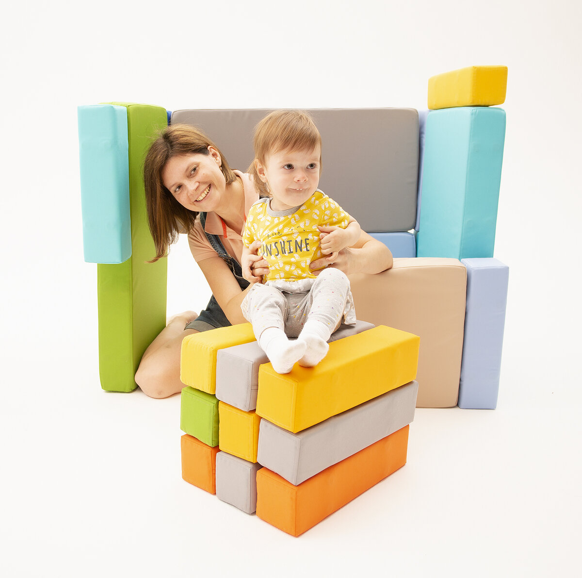 Строение на фото собрано из элементов мягкого конструктора Магматик