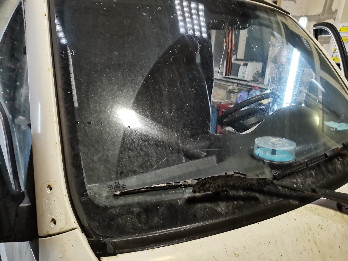 Лобовое под замену и отверстия под доп зеркало - убирать. 