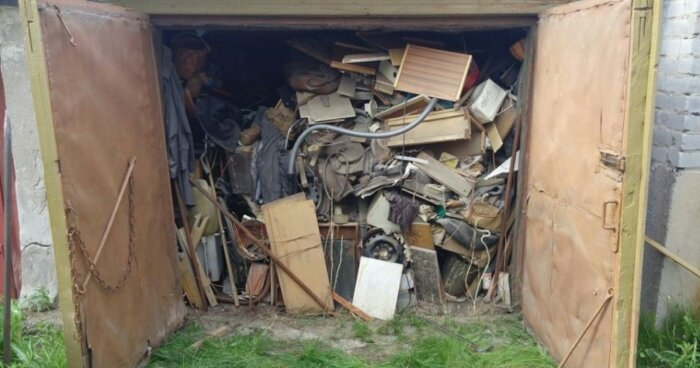 В этот гараж никто не заглядывал с 1985 года. Помещение было забито всевозможным хламом, а среди него находился советский автомобиль «Победа» в неплохом состоянии. Недавно гараж сменил хозяина, и тот решил провести плановую уборку на объекте. Какого же было его удивление, когда за грудами мусора нашлось такое сокровище