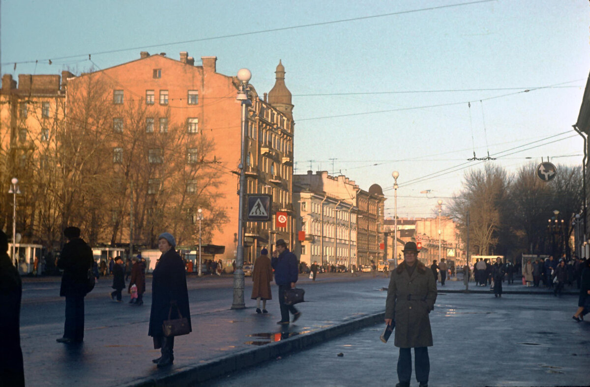 Из Ленинграда в Санкт-Петербург. 9 фотографий города, сделанных с одной  точки при СССР и в наше время | Путешествия и всего по чуть-чуть | Дзен