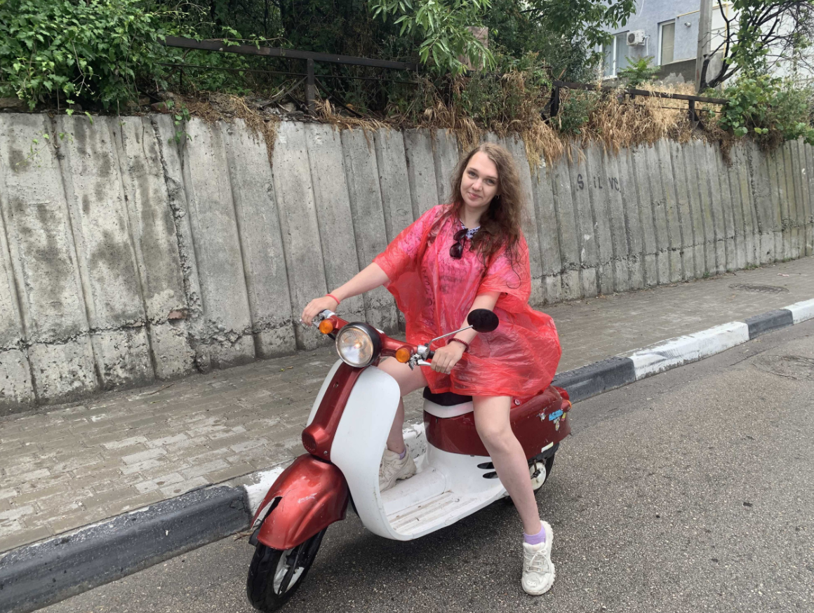 Вот такая вот леди Вамп на разбитом мопеде. Фото автора.