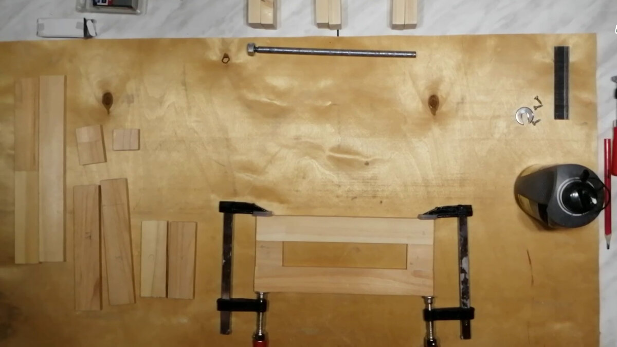 Фото 1. Склейка базовой площадки домашних тисков.