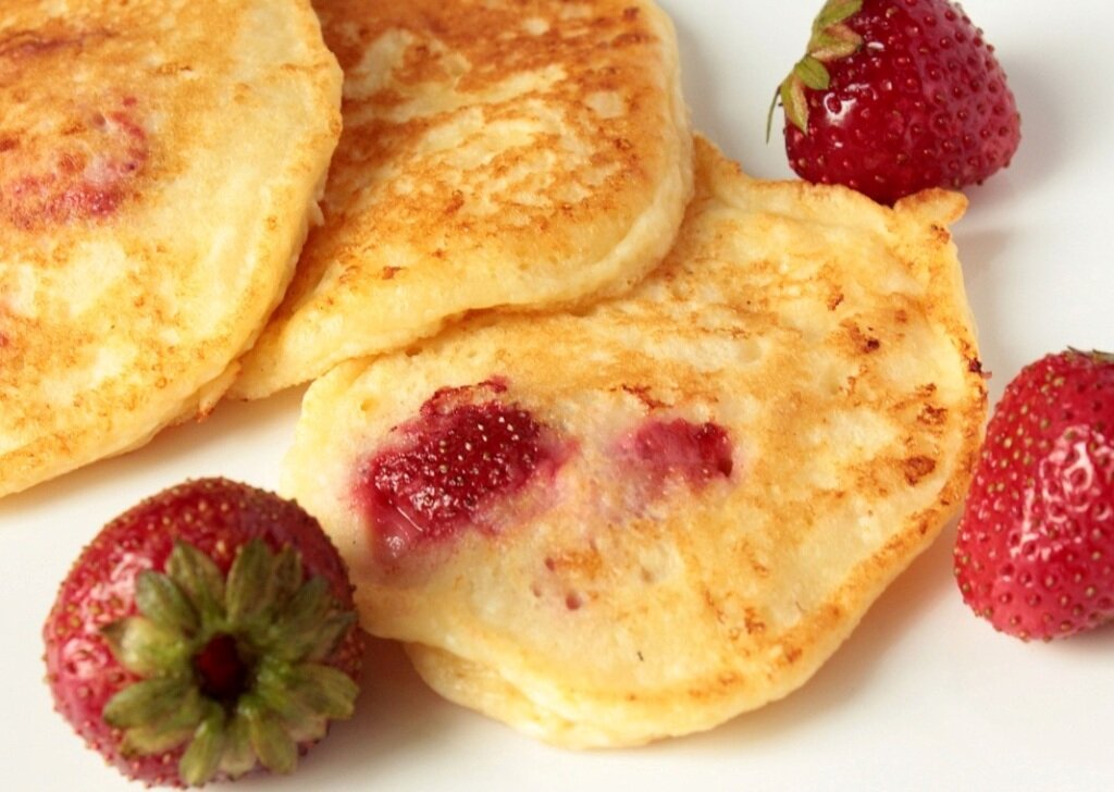 
Нежные оладьи из творога с ягодой